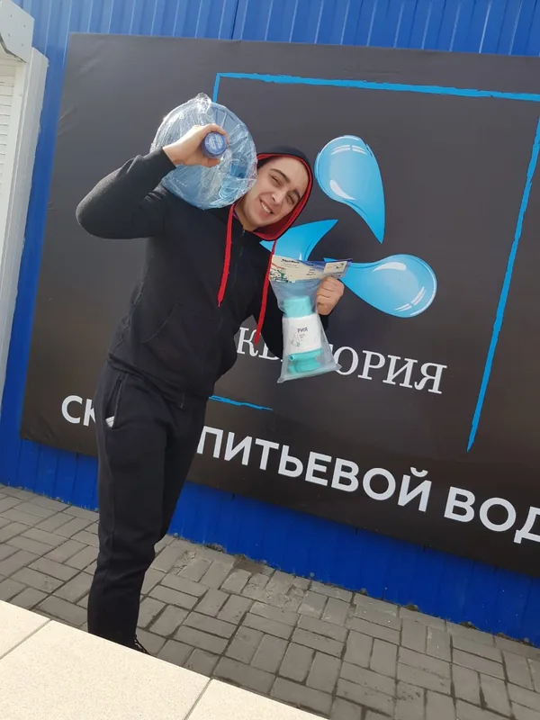 Доставщик «Акватории» с бутылью воды 19 литров